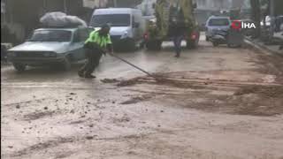 Polis, kürekle yolu temizledi