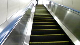 JR上野駅入谷改札側の日立エスカレーター / Hitachi escalator