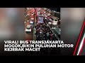 Apes! Niat Hindari Macet, Puluhan Pemotor Malah Terjebak di Jalur Transjakarta | OneNews Update