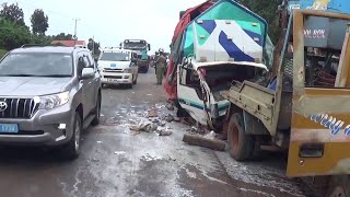 Agataliiko Kitalo! Abantu 7 bafiiridde mu kabenje, Ttakisi etomeraganye ne Fuso poliisi erabudde