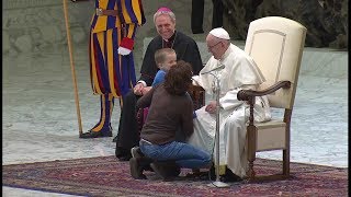 A boy interrupts the pope to touch a Swiss Guard's hand