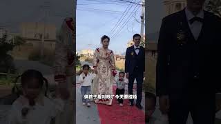 二婚带着儿子嫁过来，现任老公有个女儿，俩孩子看对眼了今天要结婚，亲临鄙视好友嘲笑，可我觉得这是件值得高兴的事 #婚礼现场 #幸福 #婚姻 #暖心 #婚礼 #爱情