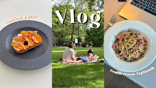 VLOG - What I Eat In A Day, Learning Art History, Reading in the Sun