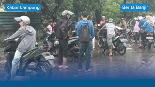 BERITA KABAR LAMPUNG | BELASAN MOTOR NEKAT TERJANG BANJIR DI BANDAR LAMPUNG.