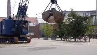 Historischer Seilbagger in Aktion (historically rope excavator in action)