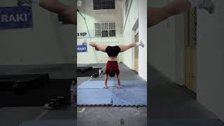 💆🏻‍♀️ #cheerleader #cheerlife #cheerleading #handstand #handstandworkout