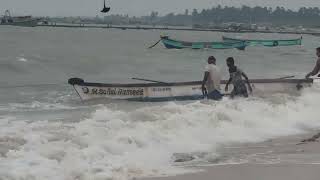 இன்று சூறைக் காற்றின் கொடூரத் தாக்குதலுக்கு உள்ளான படகுக்கு ஆட்களை ஏற்றிச் செல்லும் வத்தை நிலை