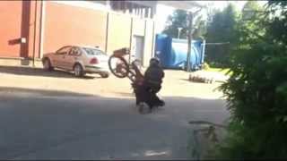 persettä katuun kotarilla / KTM wheelie fail