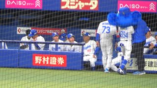 メンバー表交換すらしんどそうな立浪監督の横でブチギレるドアラ 【歩き方】