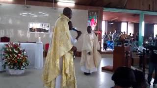 La danse d’un prêtre ivoirien en pleine messe enflamme Internet