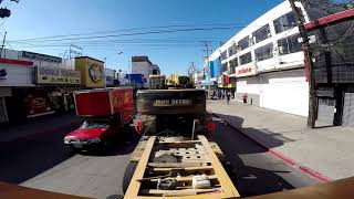 CARGANDO EXCAVADORA EN LA ZONA CENTRO DE TIJUANA