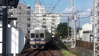 南海電鉄貝塚駅で3000系3555F+3517F空港急行関西空港行き入線シーン（2020年8月9日日曜日）携帯電話で撮影