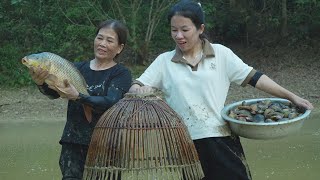 Tu Tieu was surprised when Uris mother was lucky enough to catch a large fish in the murky water.