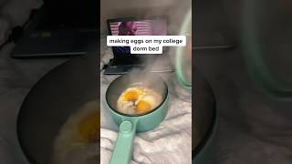 making eggs on my college dorm bed 👀 #college #collegelife #cooking