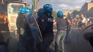 Corteo No Green Pass, scene di guerriglia a Roma: esplose bombe carta