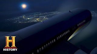 Unidentified: UFO CLOSES IN ON PACKED PLANE **35,000 ft high** (Season 2) | History