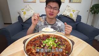 几块瘦肉一点青菜，做个香辣嫩滑的水煮肉片，小伙吃得嗷嗷香