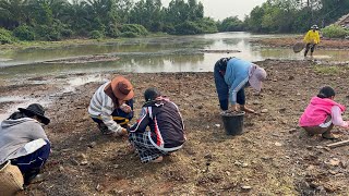 ยกทีมหาหอยกาบส่อนกุ้ง เก็บสายบัว เด็กๆชอบใจได้เล่นน้ำคลายร้อนสนุกสนานเลย