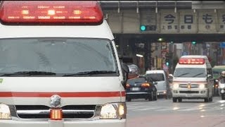 東京消防庁は忙しい！緊急走行救急車。Two ambulances which run successively.