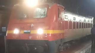 12764 Secunderabad-Tirupati Padmavathi Super Fast Express arriving to Kazipet Station in Rainfall