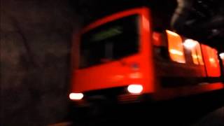 Helsinki metro plays the horn when passing  Metro painaa torvea ajaessaan ohi tunnelissa