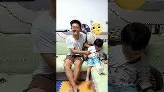 爸爸看电视入迷了，竟然把裤子给儿子套头上了#funny#Cute#呆萌小米宝