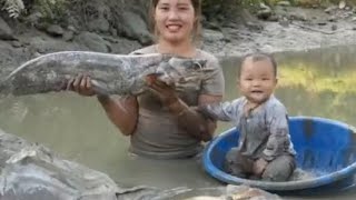 Hardworking rural elder sister goes fishing outdoors to the market. Do you like this?Country life? #