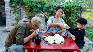 【农家的小勇】小勇做白菜鸡蛋馅包子，热腾腾大包子蘸醋吃，3个下肚撑了还想吃