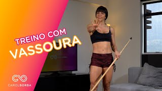 Tonificando pernas, bumbum e abdômen com uma vassoura- Carol Borba