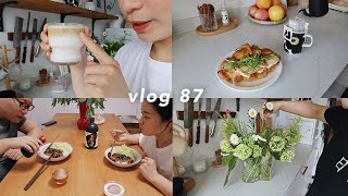 VLOG 87 | 简单好吃的可颂三明治食谱🥐 | 冰博克咖啡 | 日式烤鳗鱼饭🍱 | 尝试插花 | 狗狗购物分享 | 匆忙但是温馨的七夕节💕 | Belinda Chen | 新加坡生活日常