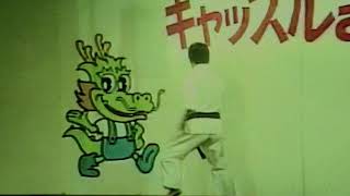 沖縄の拳士⑥、1993年頃『グランドキャッスル祭り』前田流棒術・古武道研究会・新垣克典先生演武『前田の棒』(山口正舟撮影)