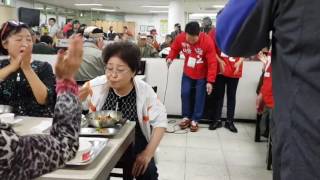 홍준표 후보 둘째 아들 홍정현씨 역촌노인복지관 유세 / 조선일보