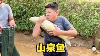 小六和山泉水魚鬥智斗勇，終於盤下條10斤大貨，一魚多吃味道鮮美