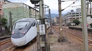 5210次樹林發車經由北迴線開往花蓮的過年加班觀光特仕版EMU3000型十二輛編組EMU3024皮蛋豆腐騰雲號四色彩色新城際自強號列車，瑞芳歷史首度停靠觀光特仕版新城際自強號列車現在駛離