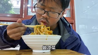 吃了份15块的自助餐，这两天下雨继续休息，拿拿快递【小张的vlog日记】