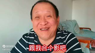 德堂把你背后的书扔掉吧，别再冒充文化人了，你看得懂吗？