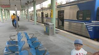 1192次經由宜蘭線開往瑞芳的EMU891+EMU892二代微笑號區間車，和4039次經由宜蘭線開往樹林的EMU586車王+EMU579區間快車