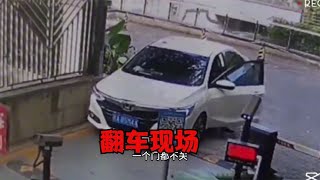 女司机停车不关车门，溜车把保时捷给撞了，自己险些被卷入车底