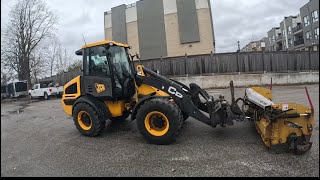 Wheel loader operator training for snow plowing. (JCB 409 - metalpless)