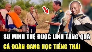 Tăng đoàn SƯ MINH TUỆ học tiếng Thái, người trong quân đội lặn lội qua Lào để tặng thầy món quà quý