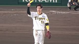 タイムリーを放ち阪神ファンの声援に応える中野拓夢