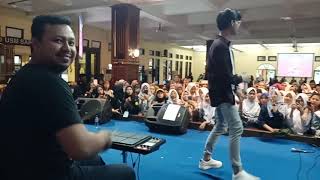 Rey mbayang perform on stage