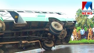 Bus accident Aroor kumblam toll plaza, three injured| Manorama News