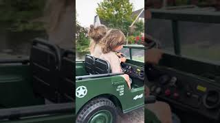 Kijk eens hoeveel plezier deze kinderen hebben met deze Willy legerjeep - elektrische kinderauto