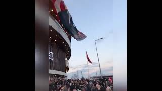 Saadet Partisi Genel Merkezi'ne Atatürk, Türk bayrağı pankartları asıldı.