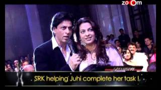 Shahrukh Khan helping Juhi Chawla complete her task at Filmfare nomination night