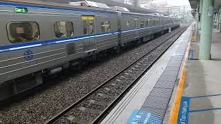 4208次經由宜蘭線開往蘇澳的無階化四輛一編組EMU500型EMU502區間車，和236次經由北迴線開往花蓮的DR2800型九輛編組柴聯自強號