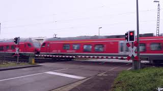 Bahnübergang Appelhülsen mit zwei Zügen