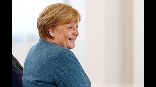 Überraschender Auftritt: Angela Merkel zeigt sich im Schloss Bellevue