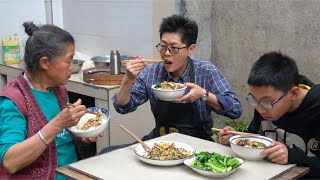 五个鸭蛋配野葱，儿子烧火太猛烈，糊锅没办法【湘西九九美食】